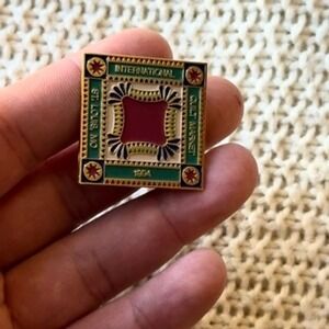 International Quilt Market Pin St. Louis MO 1994 Souvenir Collectible